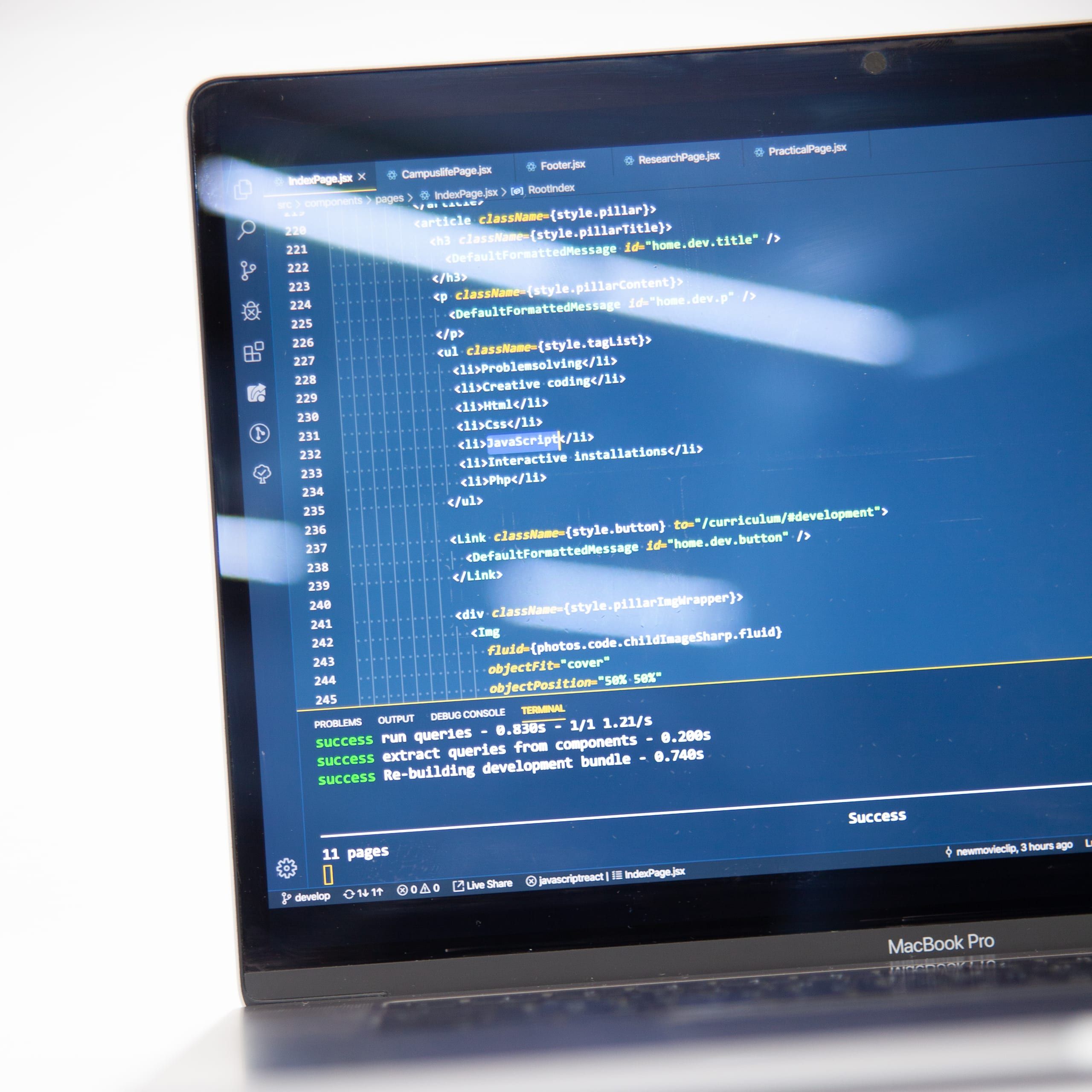 Een laptop met code op het scherm