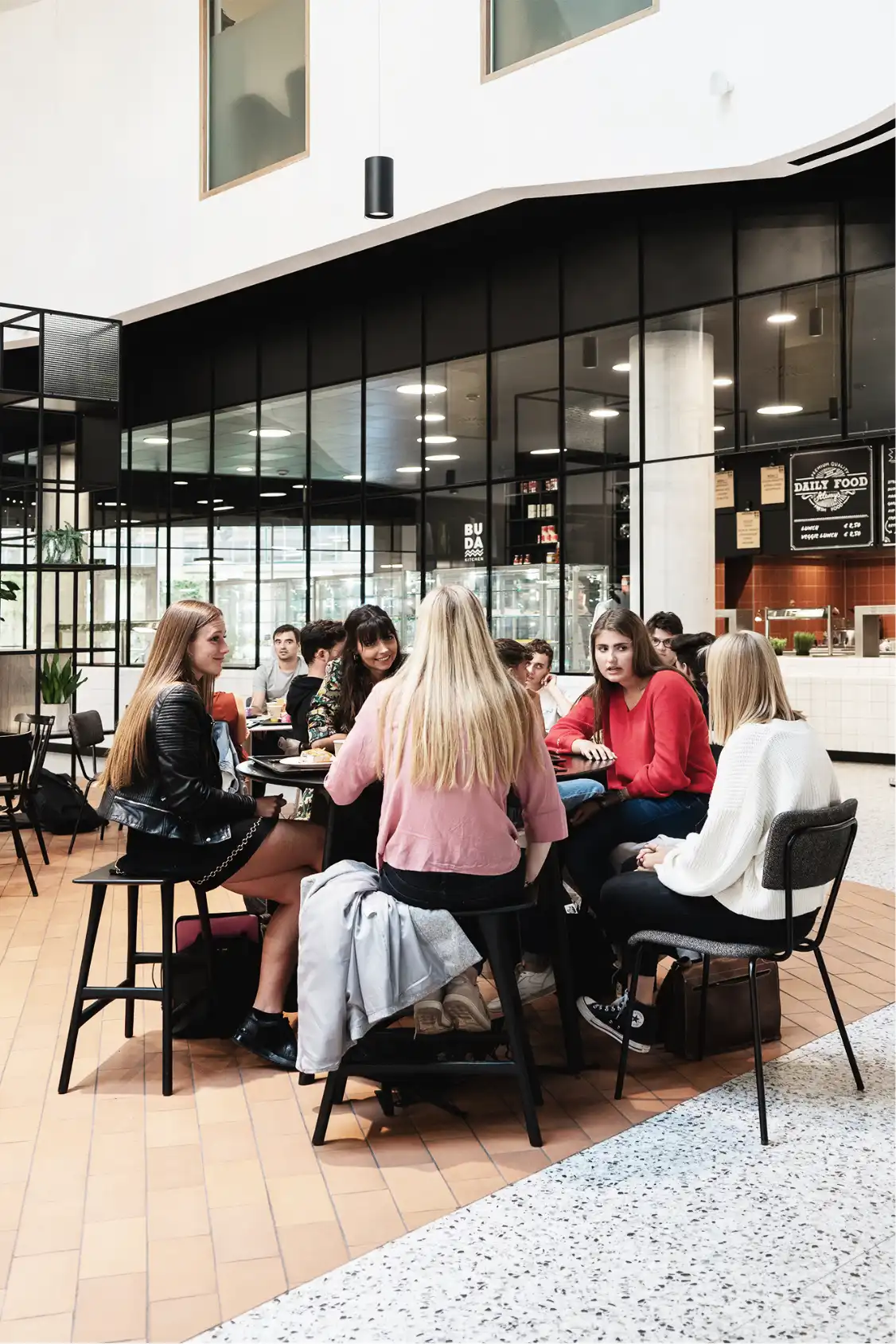 Enkele studenten aan het eten in Buda Kitchen