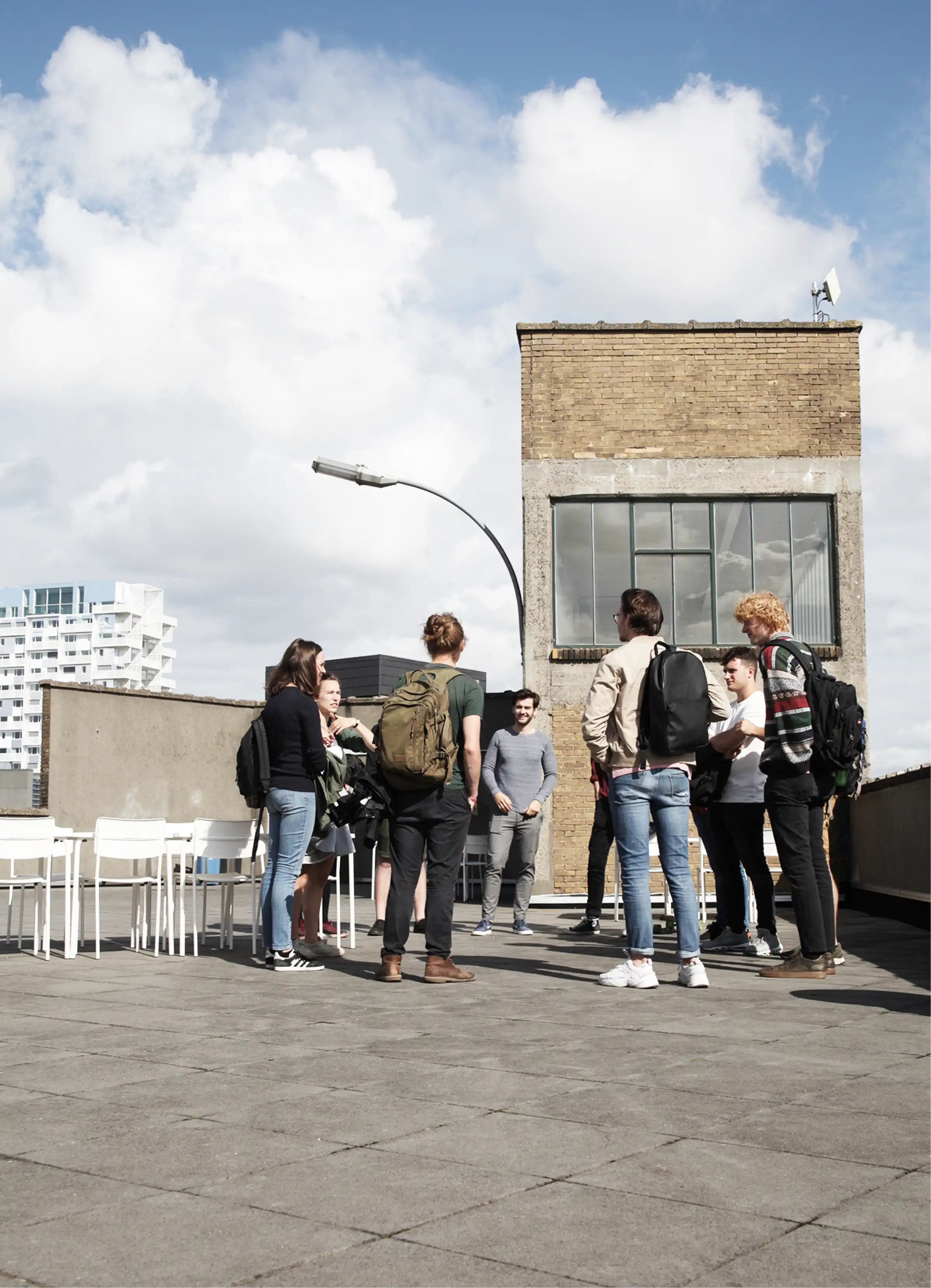 Een tiental studenten op het dakterras van de Budafabriek