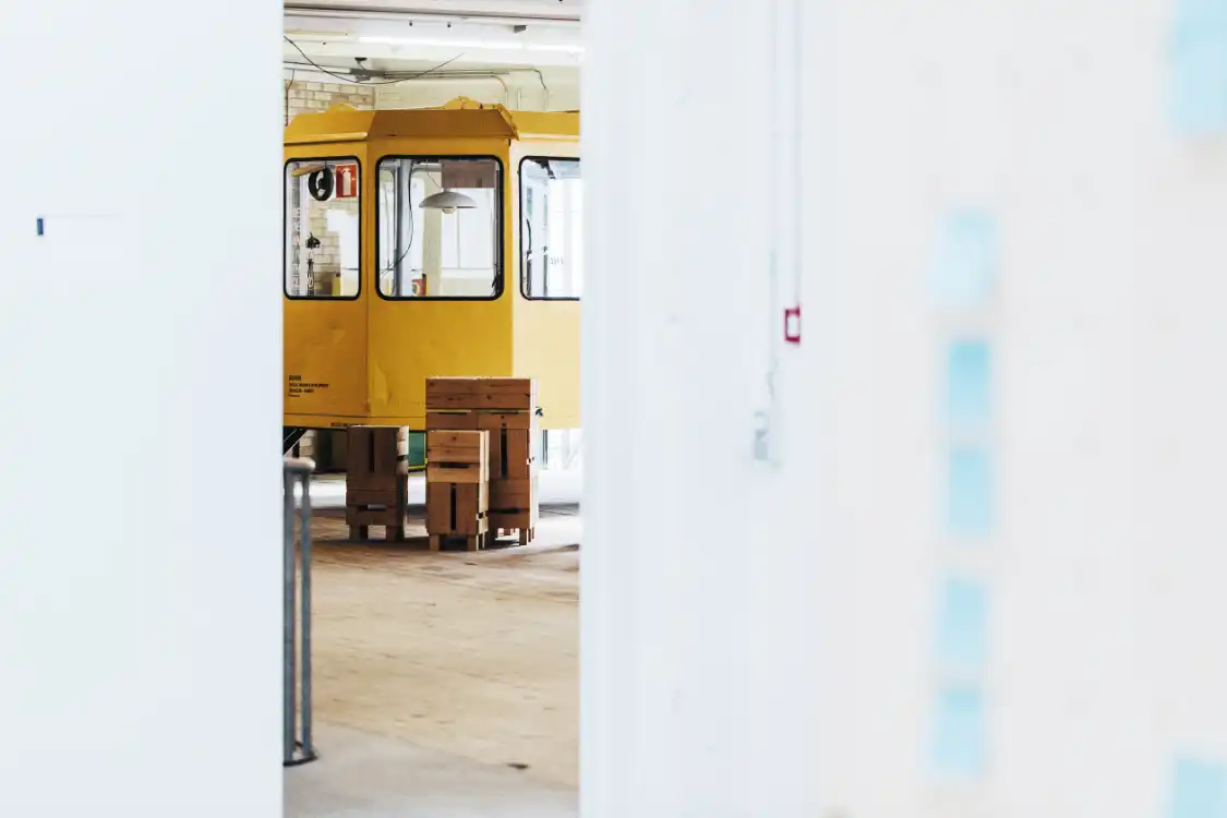 Een zicht op een gele vergadercabine binnen in de Budafabriek