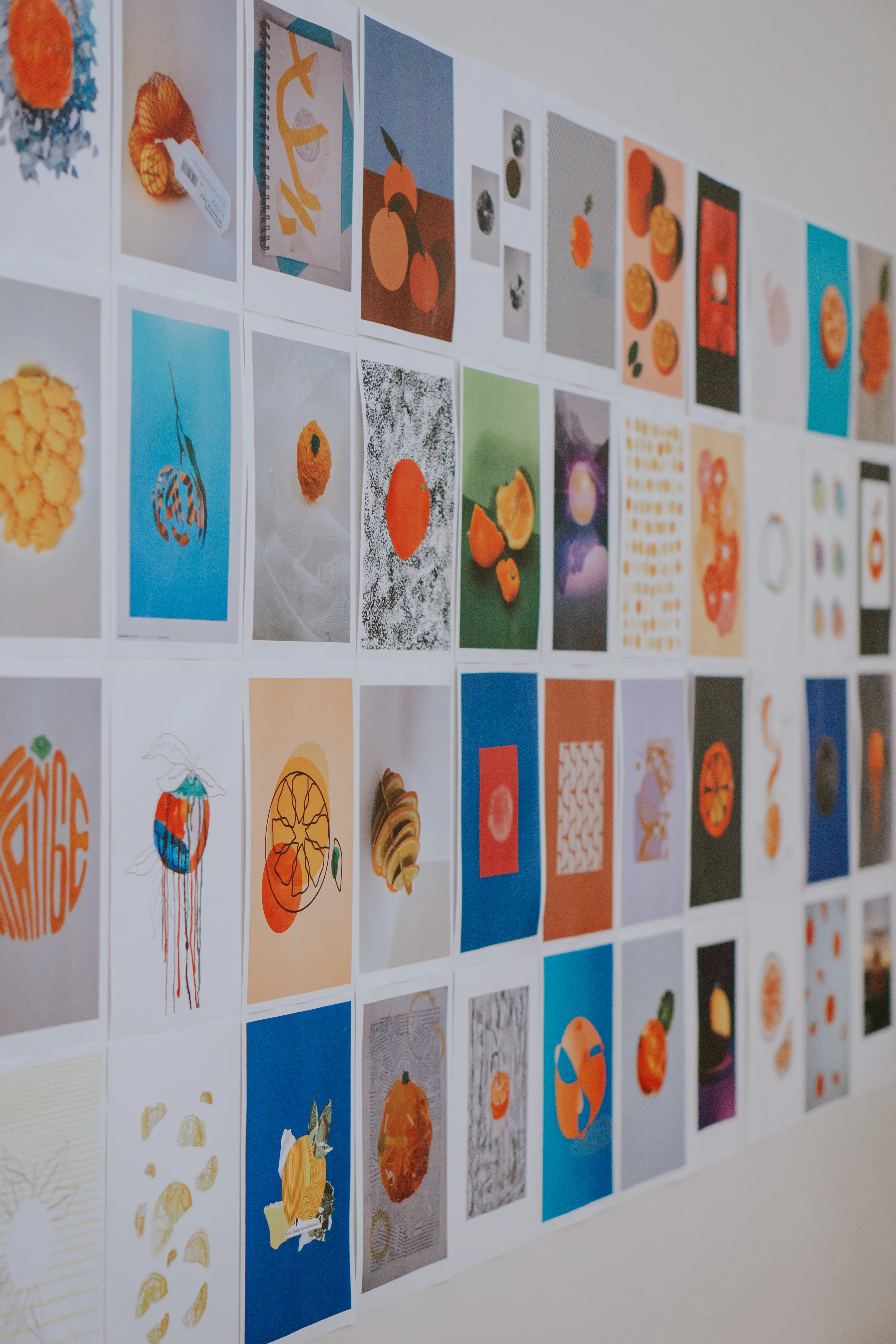 Verschillende werken van studenten opghangen aan de muur.