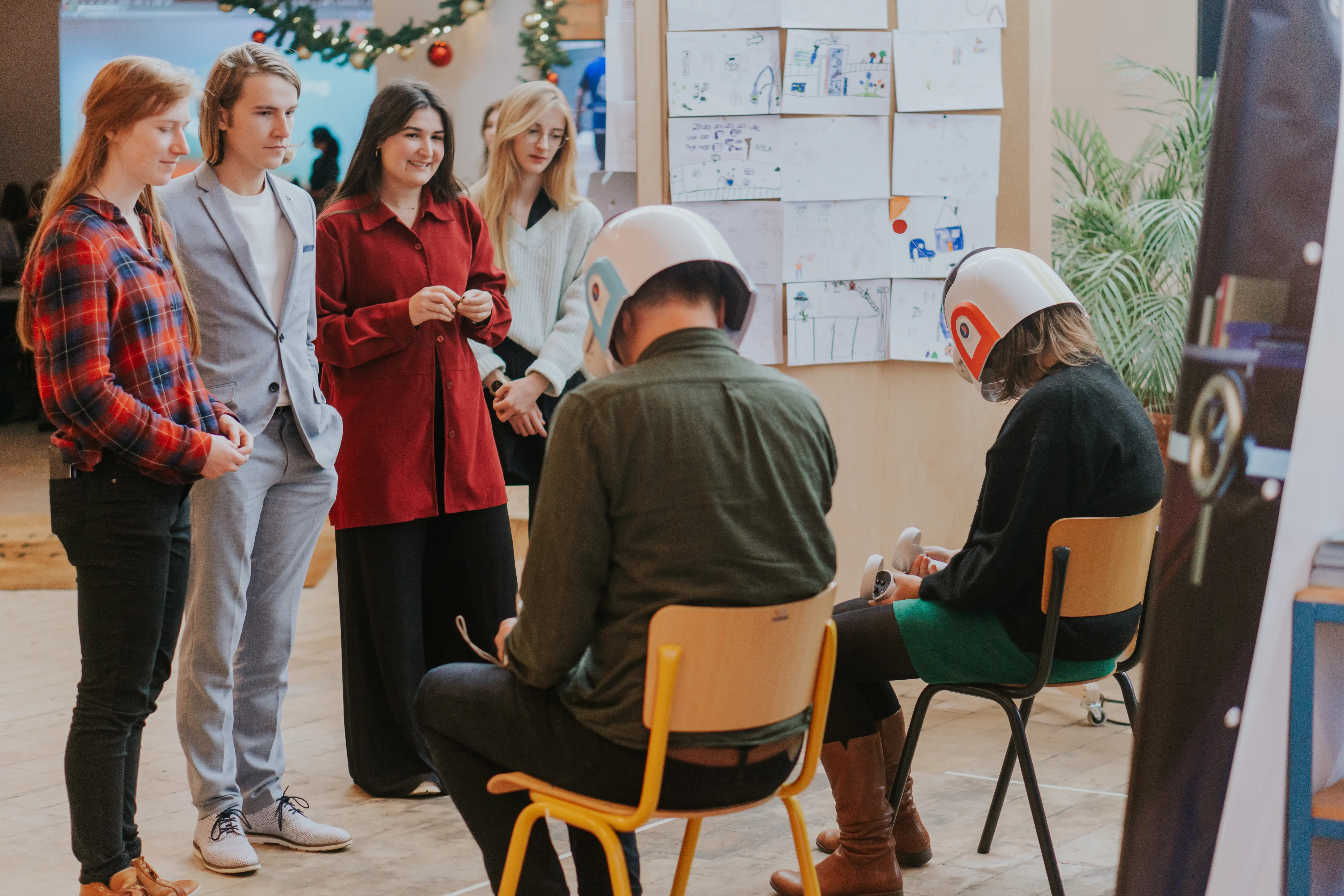 Enkele studenten stellen hun project met VR-brillen voor.