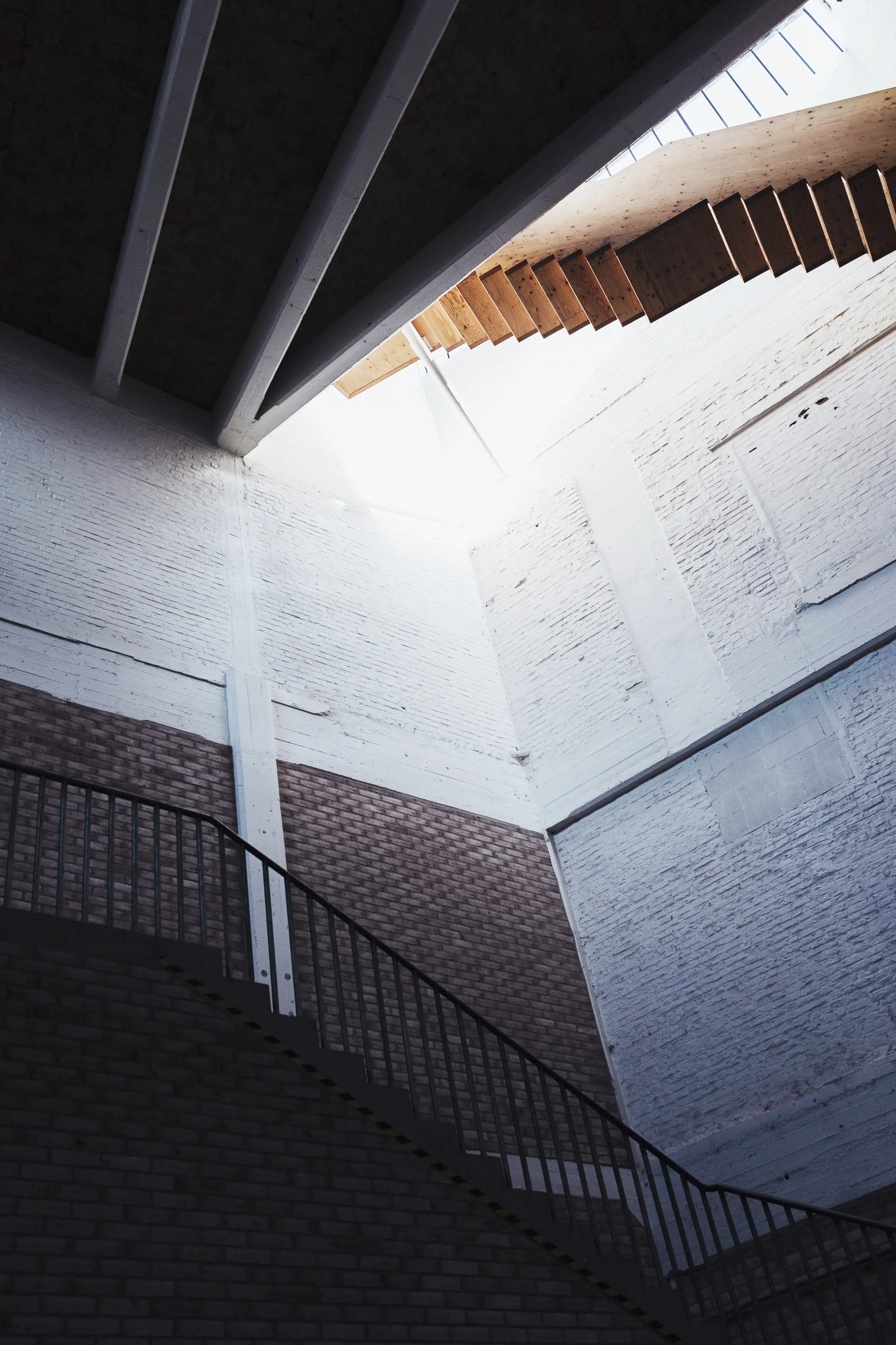 Een zicht op een trap binnen in de Budafabriek