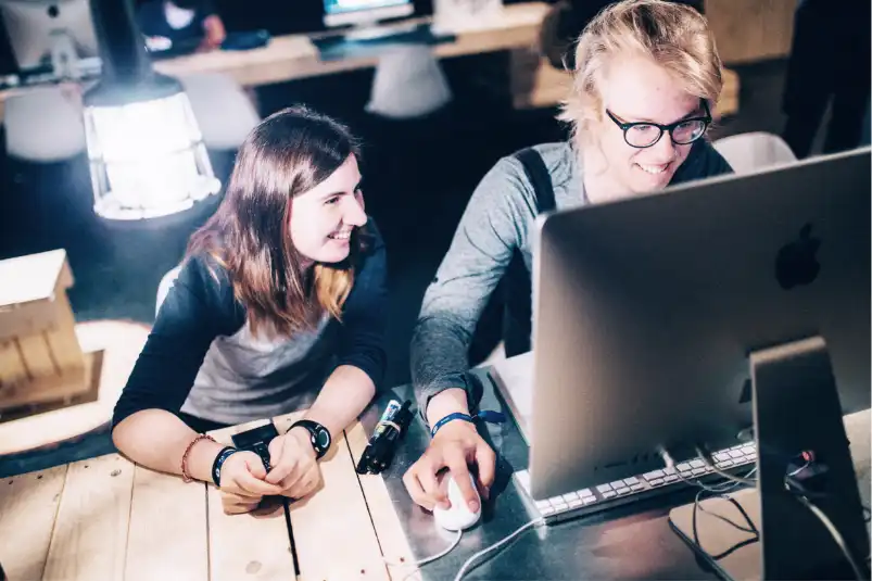 Studenten aan het werken op een iMac