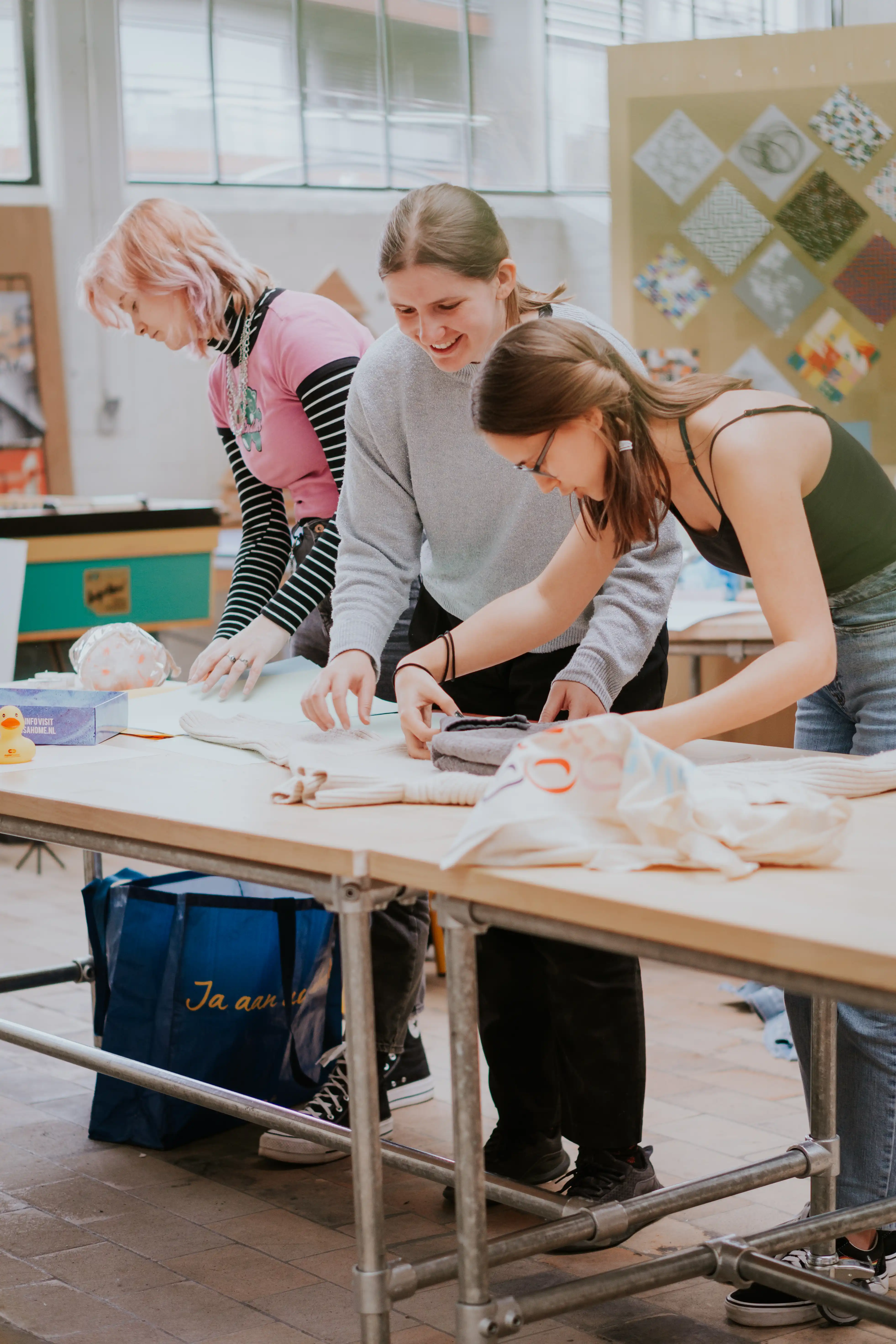 Enkele studenten aan het werk