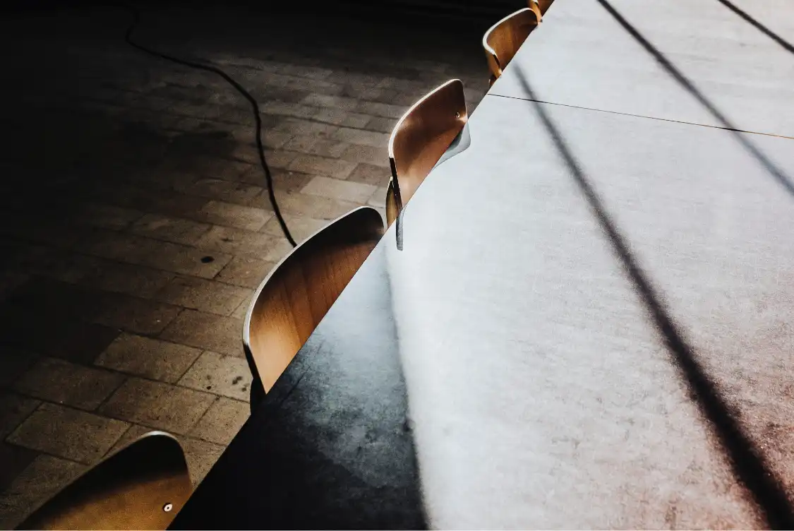 Sfeerfoto van stoelen aan een tafel